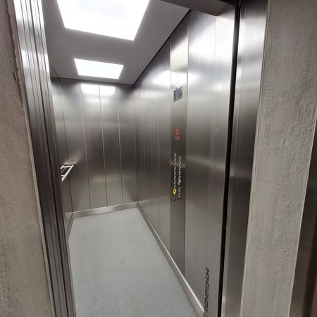 Personenaufzug_schräg_links