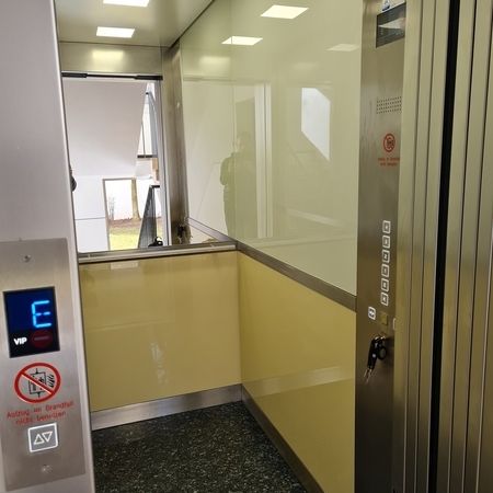 Personenaufzug_schräg_links