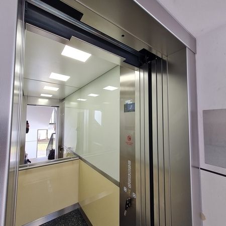 Personenaufzug_schräg