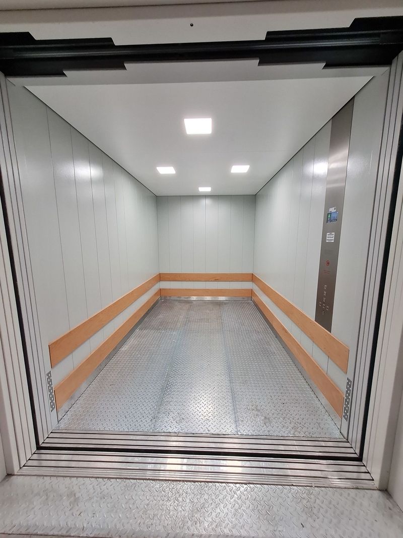 Lastenaufzug mit geöffneter Tür und Blick in die leere Kabine